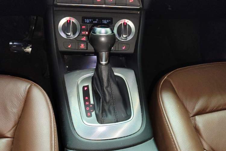 Used Audi Q3 2013 35 TFSI quattro Technology Edition Gear Lever