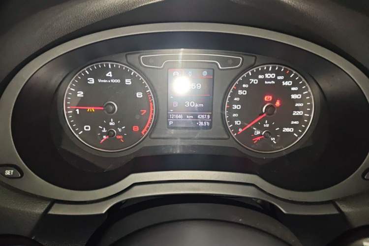 Used Audi Q3 2013 40 TFSI quattro Luxury Model Odometer Close Up