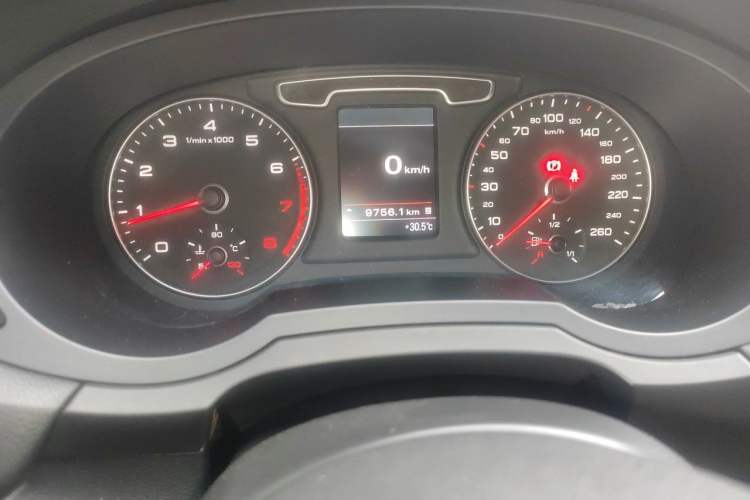 Used Audi Q3 2013 35 TFSI quattro Luxury Model Odometer Close Up