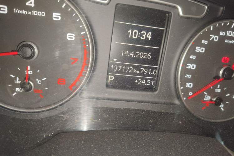 Used Audi Q3 2013 35 TFSI Comfort Model Odometer Close Up