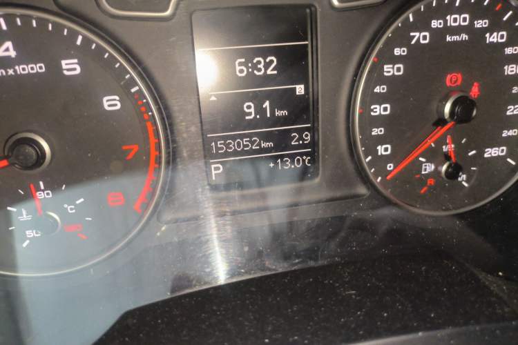 Used Audi Q3 2013 35 TFSI Comfort Model Odometer Close Up
