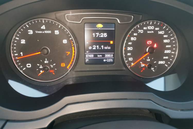 Used Audi Q3 2013 35 TFSI Ambition Edition Odometer Close Up