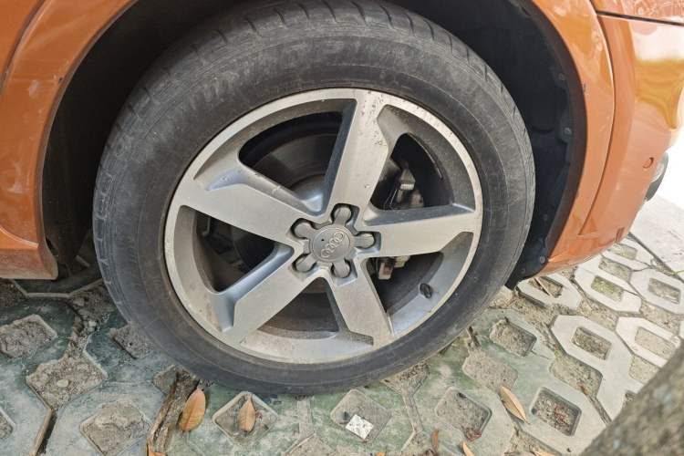 Used Audi Q3 2013 35 TFSI quattro Luxury Model Right Front Wheel Hub
