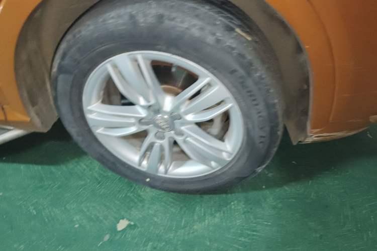 Used Audi Q3 2013 35 TFSI Comfort Model Right Front Wheel Hub