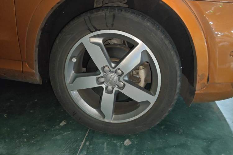 Used Audi Q3 2013 40 TFSI quattro Luxury Model Right Front Wheel Hub
