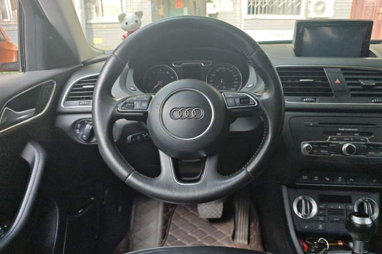 Used Audi Q3 2013 35 TFSI quattro Luxury Model Steering Wheel