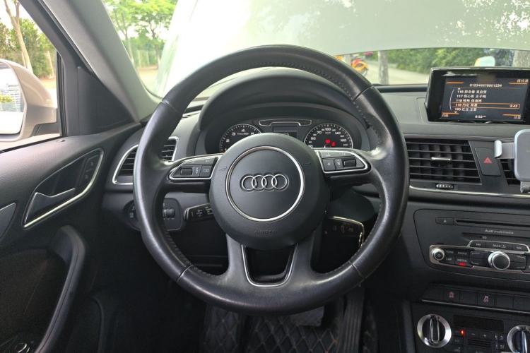 Used Audi Q3 2013 35 TFSI quattro Comfort Model Steering Wheel