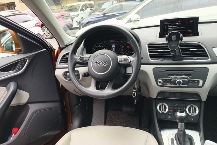 Used Audi Q3 2013 35 TFSI quattro Comfort Model Steering Wheel