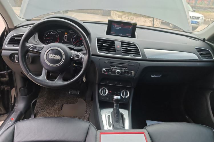 Used Audi Q3 2015 35 TFSI Comfort Model Center Console