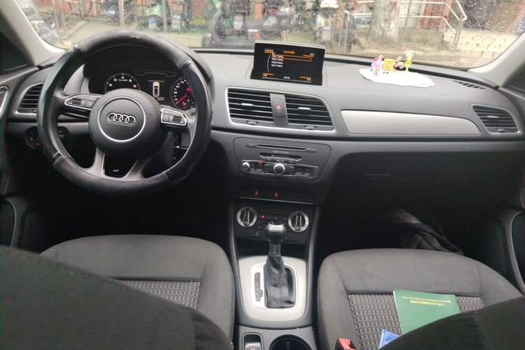 Used Audi Q3 2015 30 TFSI Ambition Edition Center Console