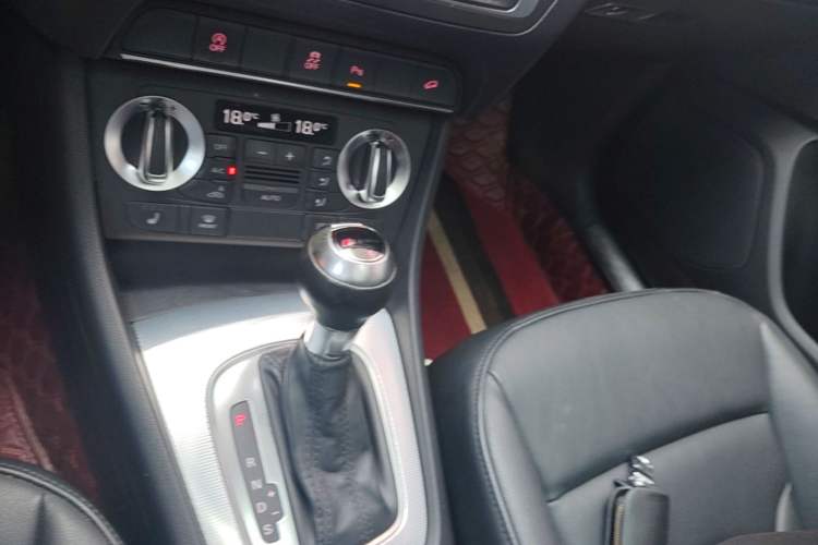Used Audi Q3 2015 35 TFSI quattro Technology Edition Gear Lever