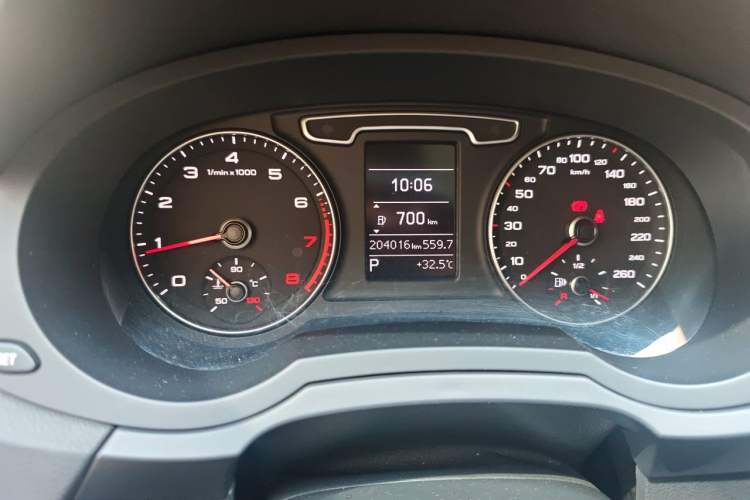 Used Audi Q3 2015 35 TFSI Comfort Model Odometer Close Up