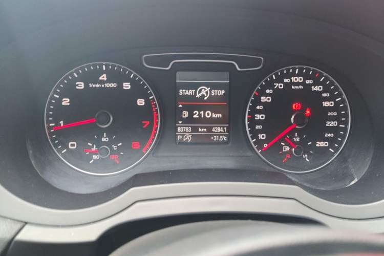Used Audi Q3 2015 35 TFSI quattro Technology Edition Odometer Close Up