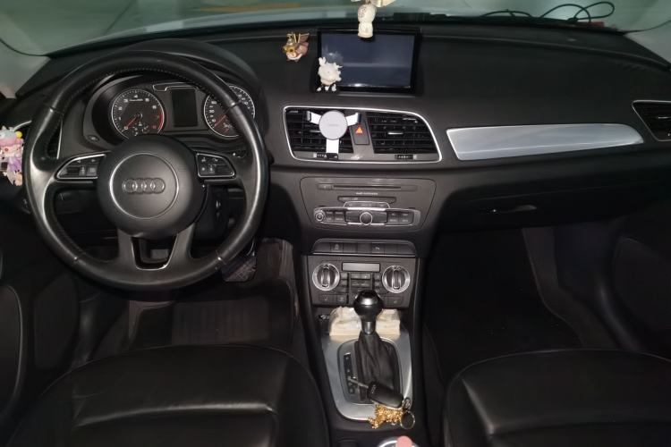 Used Audi Q3 2015 35 TFSI Comfort Model Center Console