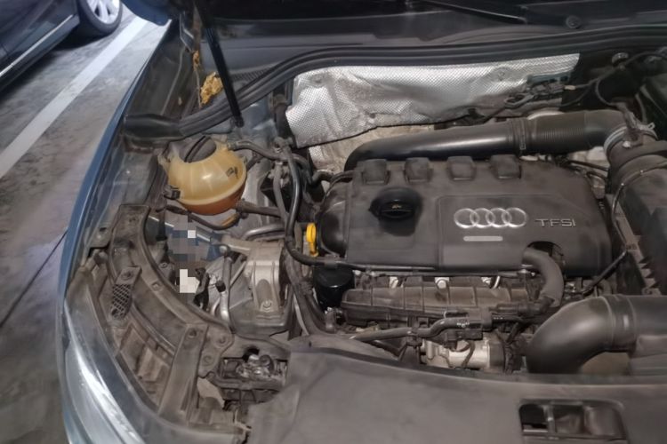 Used Audi Q3 2015 35 TFSI Comfort Model Engine Bay Right
