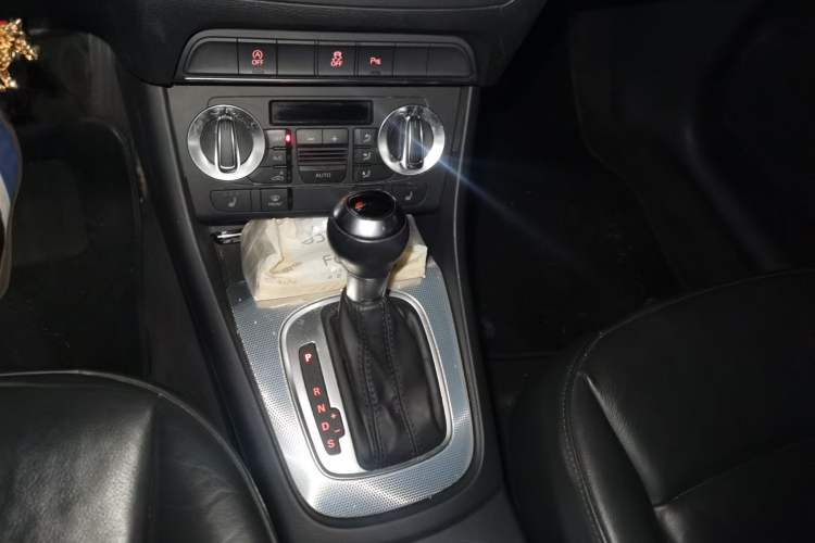 Used Audi Q3 2015 35 TFSI Comfort Model Gear Lever