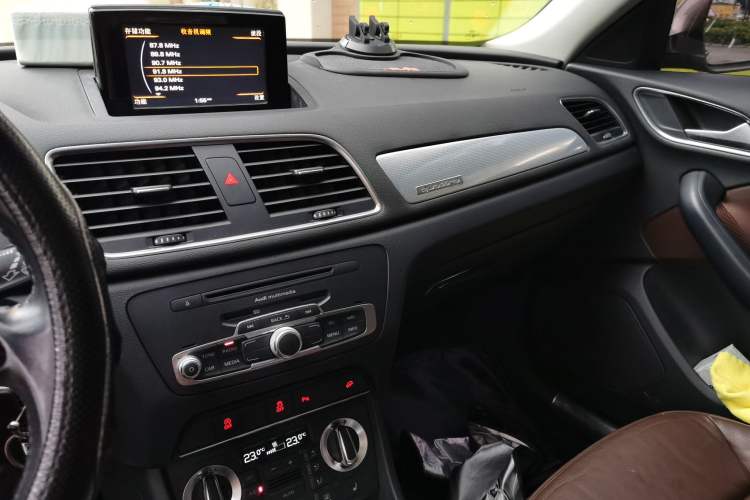 Used Audi Q3 2015 35 TFSI quattro Technology Edition Audio And AC Panel