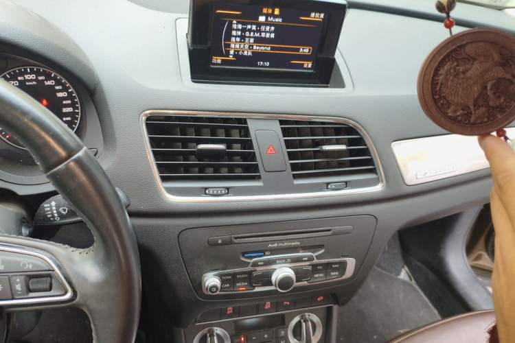Used Audi Q3 2015 35 TFSI quattro Technology Edition Audio And AC Panel