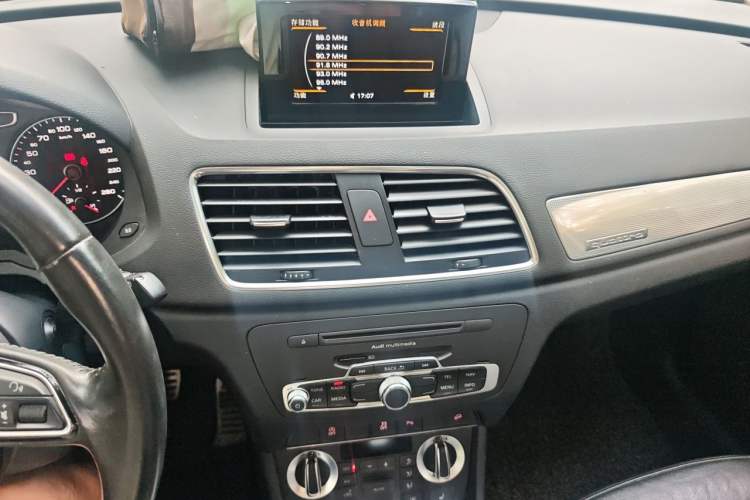 Used Audi Q3 2015 35 TFSI quattro Technology Edition Audio And AC Panel