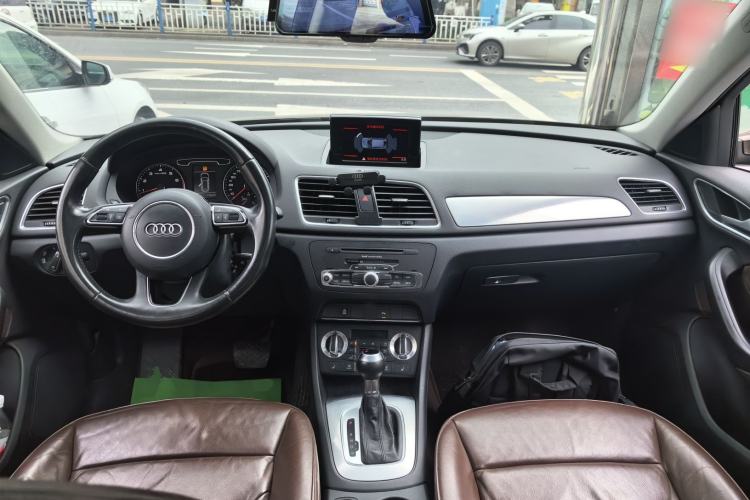 Used Audi Q3 2015 35 TFSI Comfort Model Center Console