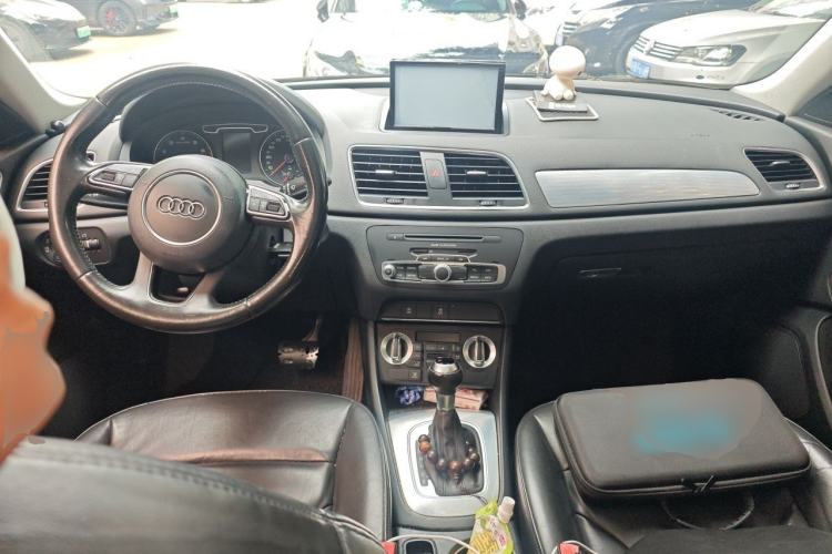 Used Audi Q3 2015 30 TFSI Comfort Model Center Console