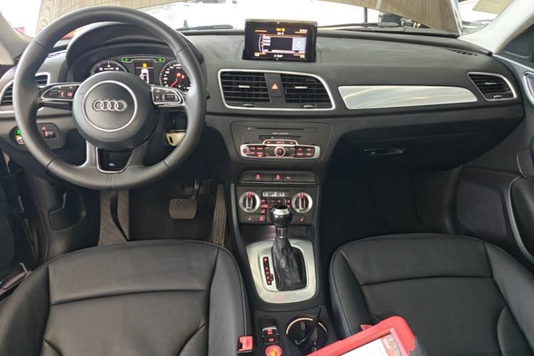 Used Audi Q3 2015 35 TFSI Comfort Model Center Console