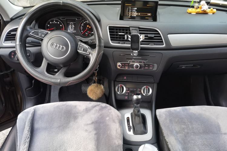 Used Audi Q3 2015 35 TFSI Ambition Edition Center Console