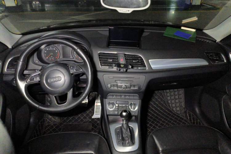 Used Audi Q3 2015 35 TFSI Comfort Model Center Console