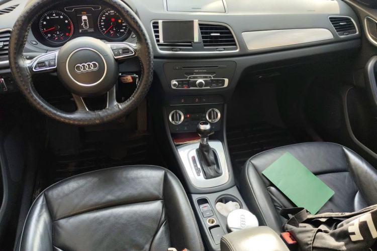 Used Audi Q3 2015 35 TFSI Comfort Model Center Console