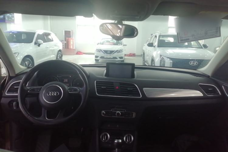 Used Audi Q3 2015 30 TFSI Comfort Model Center Console