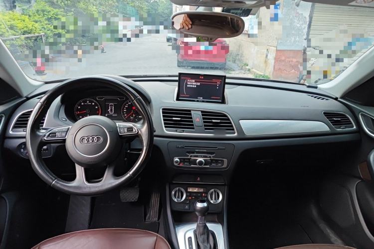 Used Audi Q3 2015 30 TFSI Comfort Model Center Console