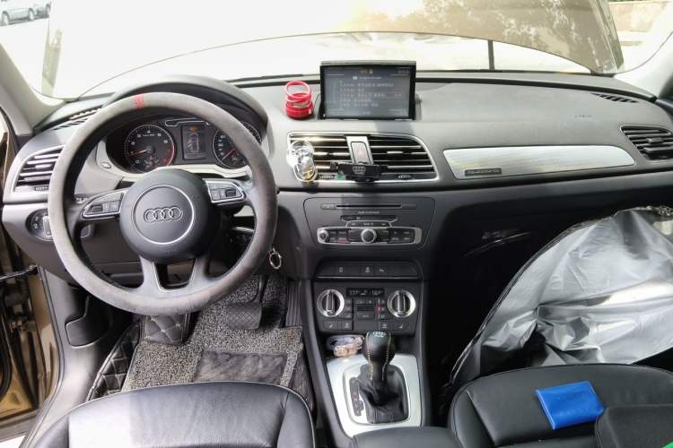 Used Audi Q3 2015 35 TFSI Comfort Model Center Console