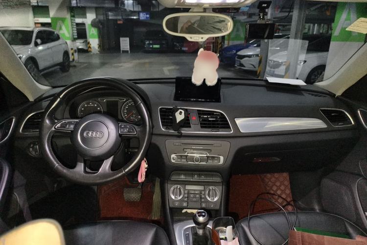 Used Audi Q3 2015 35 TFSI Ambition Edition Center Console