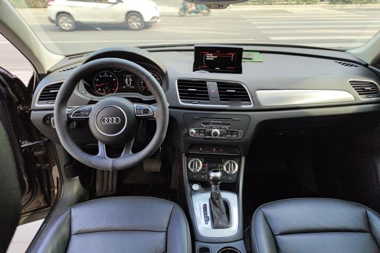 Used Audi Q3 2015 35 TFSI Comfort Model Center Console