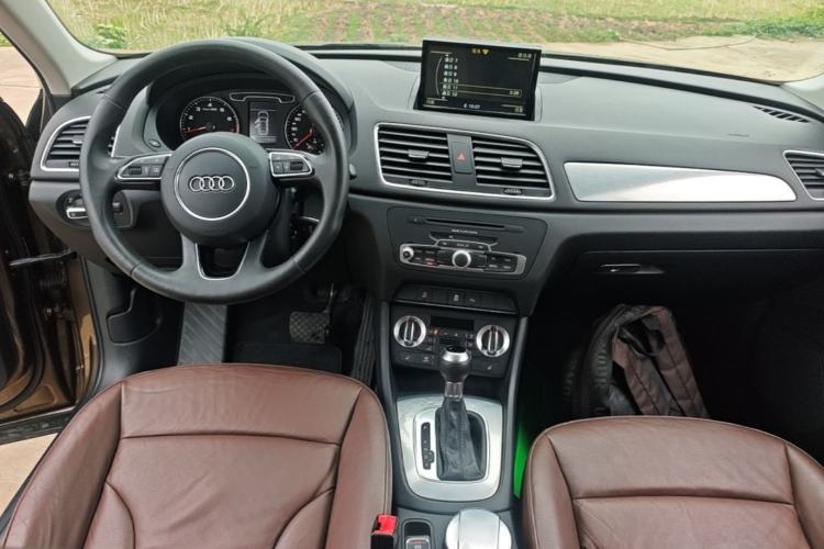 Used Audi Q3 2015 35 TFSI Comfort Model Center Console