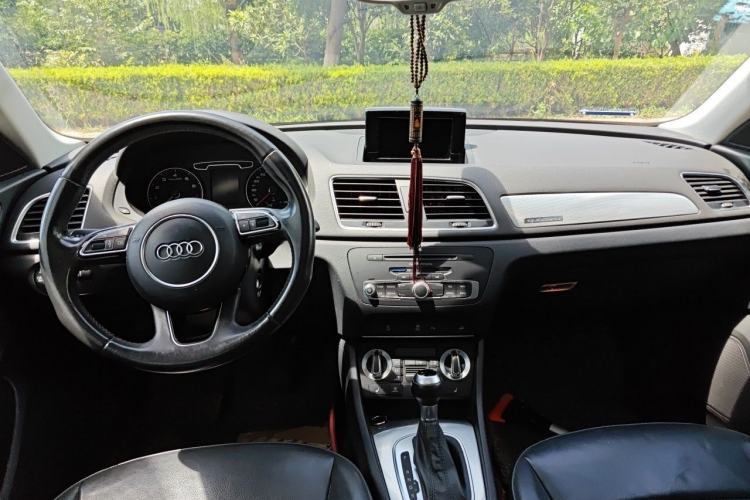 Used Audi Q3 2015 35 TFSI quattro Comfort model Center Console