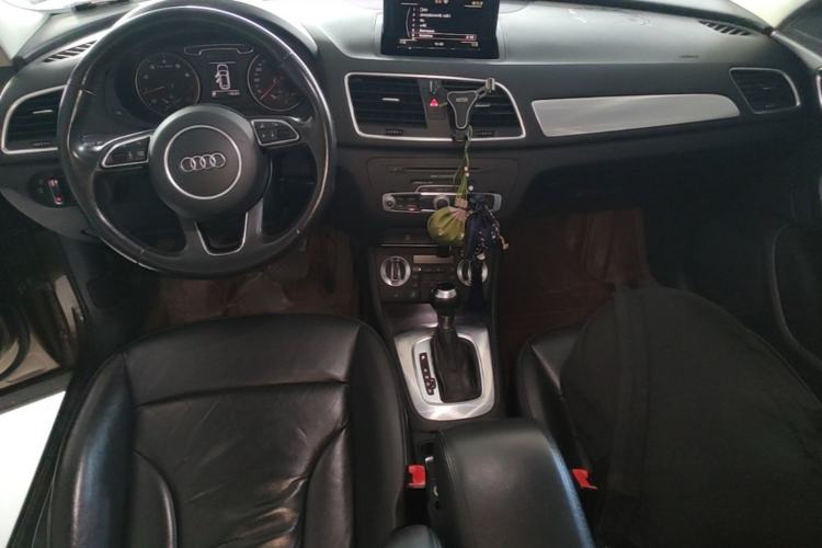 Used Audi Q3 2015 35 TFSI Comfort Model Center Console