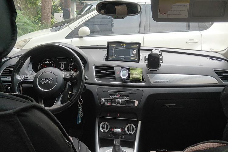 Used Audi Q3 2015 30 TFSI Comfort Model Center Console