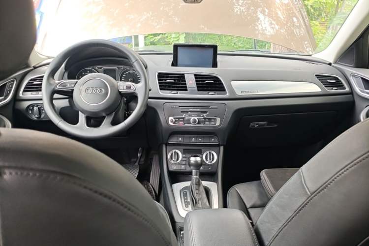 Used Audi Q3 2015 35 TFSI quattro Technology Edition Center Console