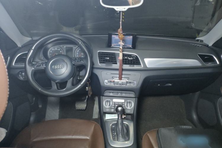Used Audi Q3 2015 35 TFSI Comfort Model Center Console