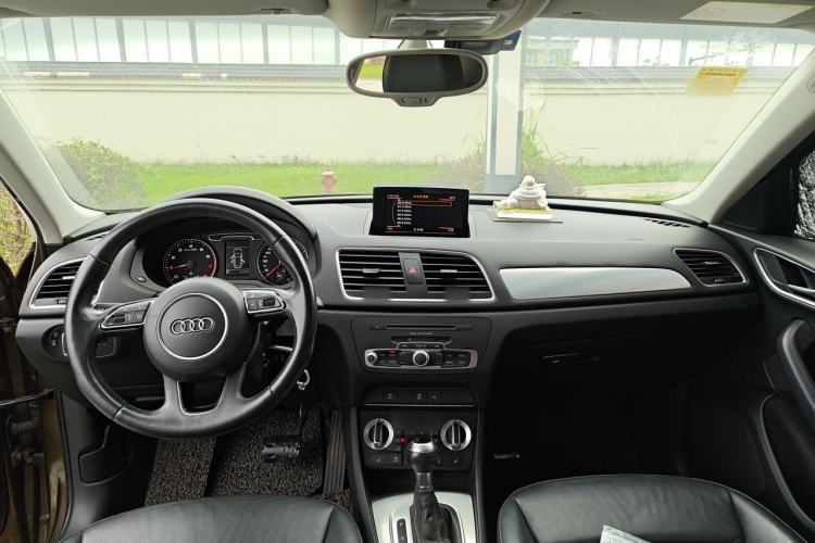 Used Audi Q3 2015 35 TFSI Comfort Model Center Console