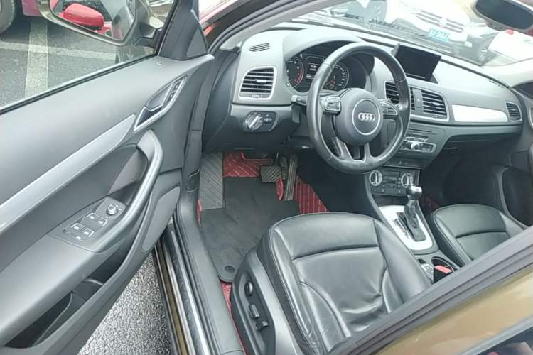 Used Audi Q3 2015 35 TFSI Millionth Anniversary Comfort Model Driver Seat