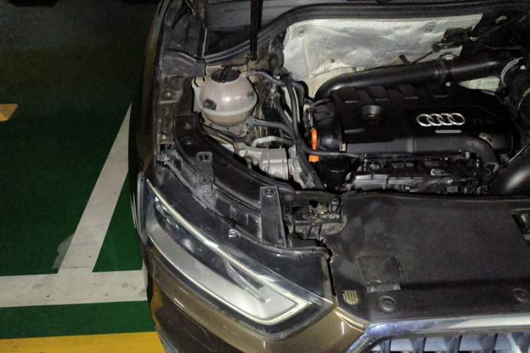 Used Audi Q3 2015 35 TFSI Comfort Model Engine Bay Right