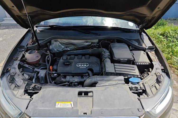 Used Audi Q3 2015 35 TFSI quattro Comfort model Engine Bay
