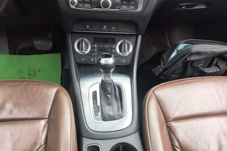 Used Audi Q3 2015 35 TFSI Comfort Model Gear Lever