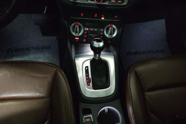 Used Audi Q3 2015 35 TFSI quattro Technology Edition Gear Lever