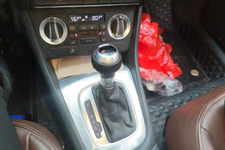 Used Audi Q3 2015 30 TFSI Comfort Model Gear Lever