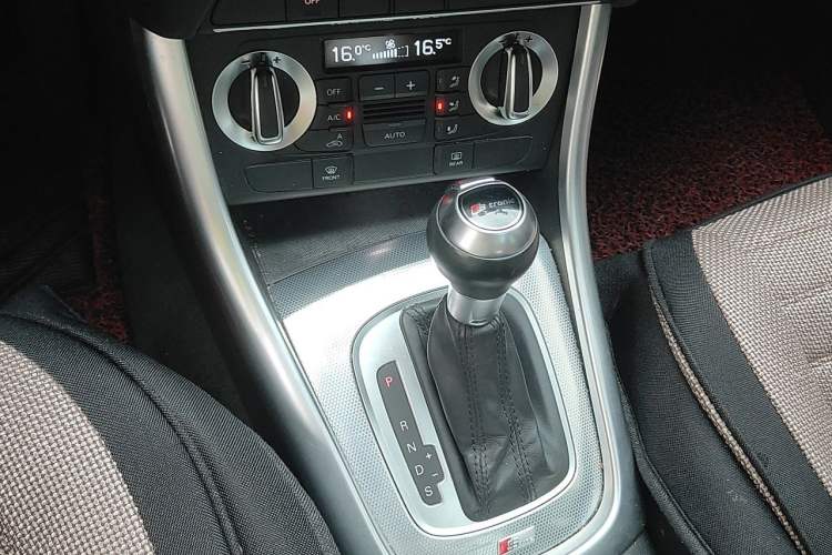 Used Audi Q3 2015 30 TFSI Comfort Model Gear Lever