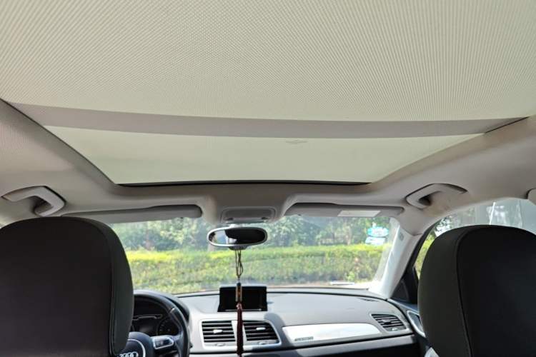 Used Audi Q3 2015 35 TFSI quattro Comfort model Headliner