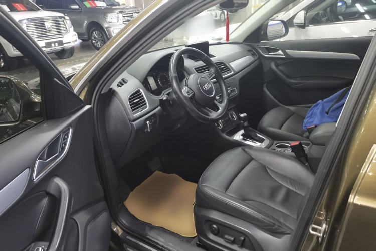 Used Audi Q3 2015 30 TFSI Comfort Model Interior 3